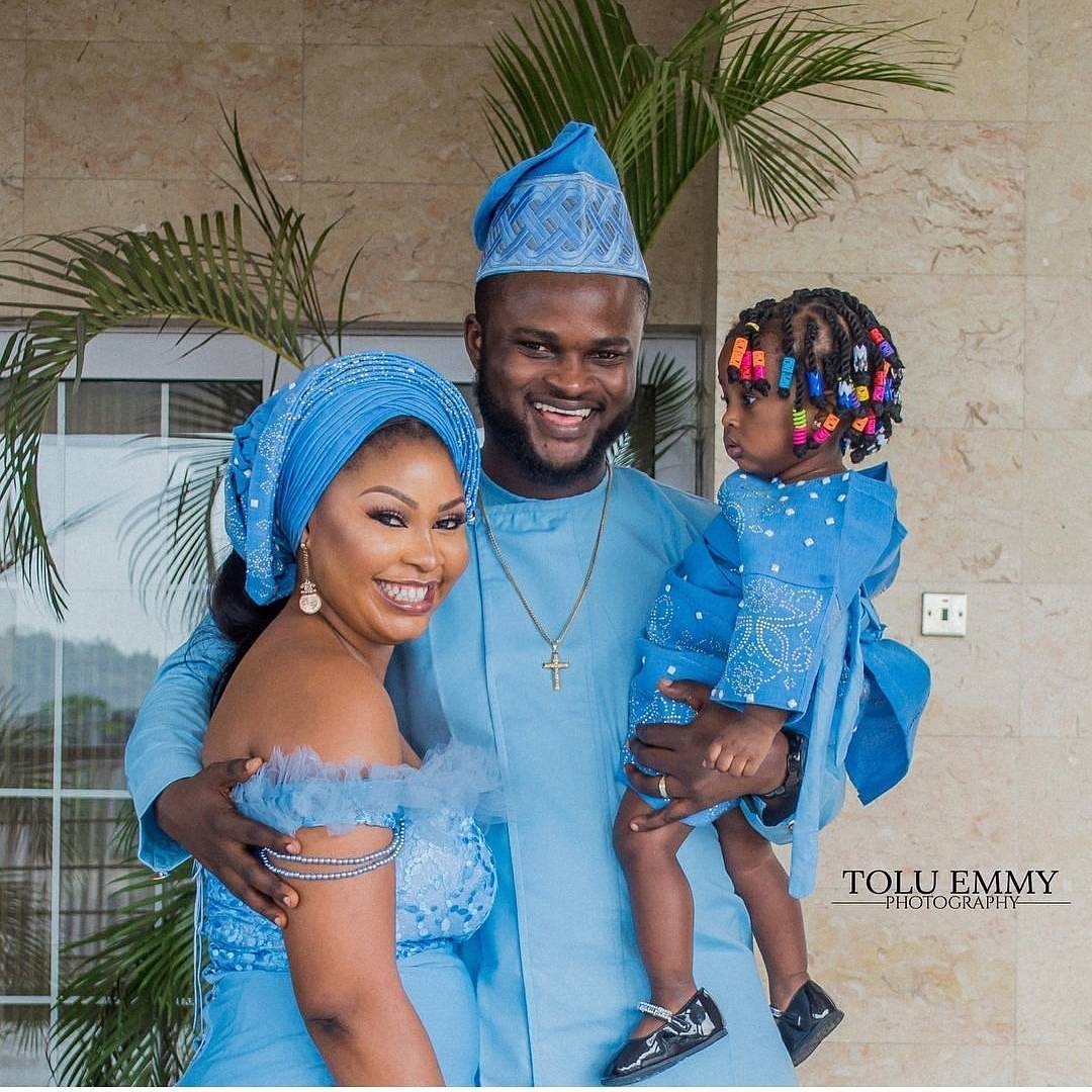 Gorgeous Families In Matching Outfits For Family Portraits