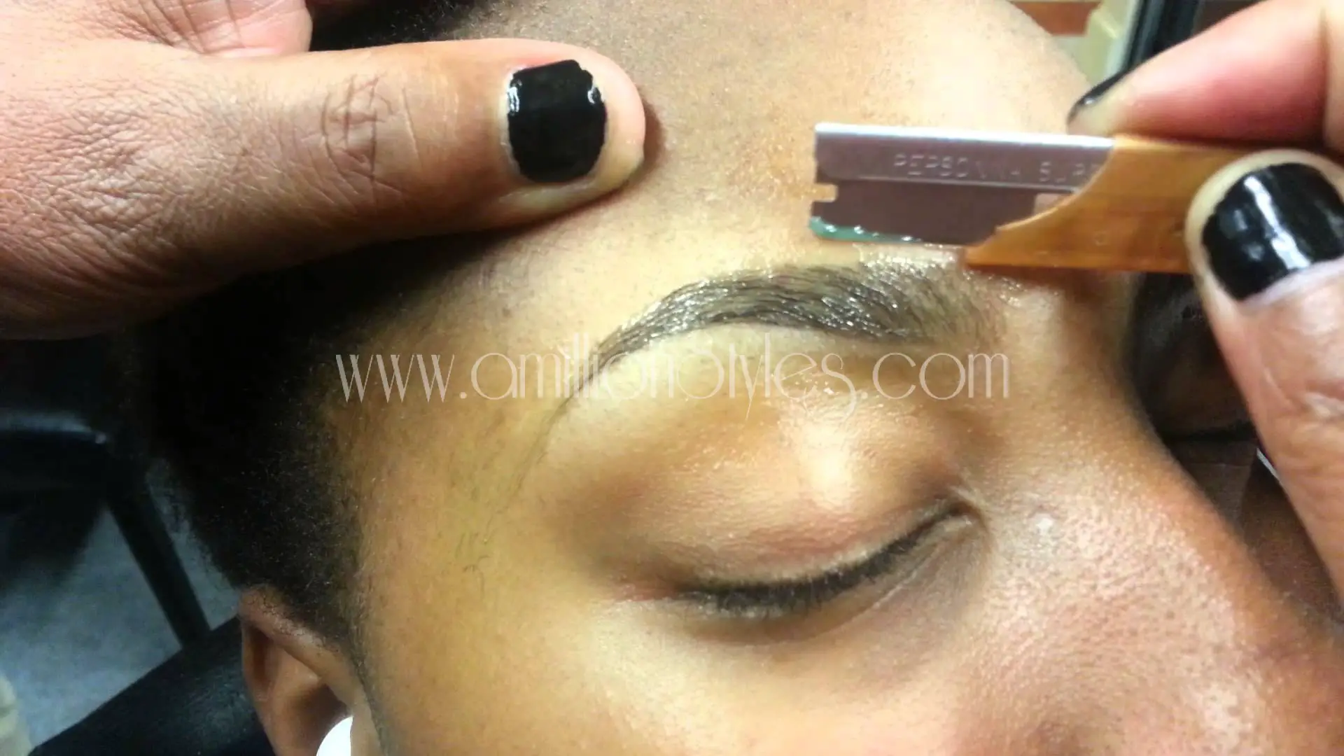 Video: Learn The Trick To Shaping Eyebrows Using Razor Blade