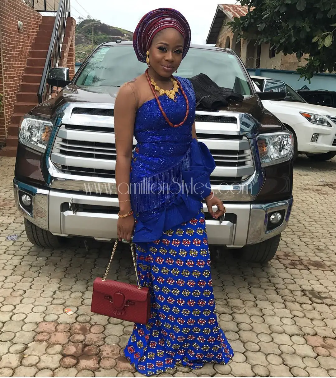 Show Off Your Style Wearing These Fabulously Unique Asoebi Styles