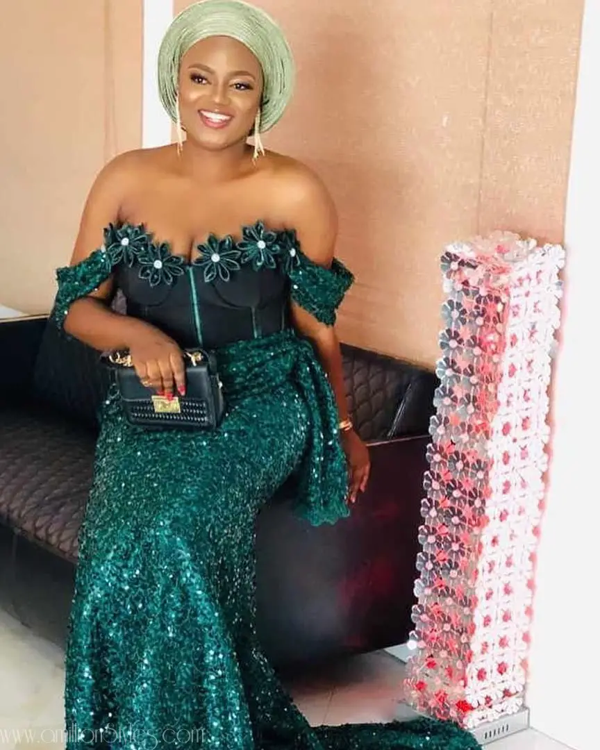 2019 Asoebi Trends: Corsets And Flower Embellishment On Bust