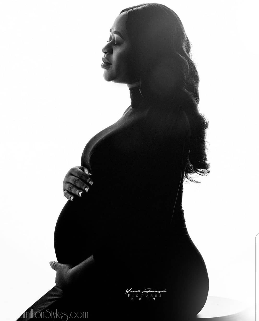 Would You Rock Black For Your Maternity Photo-shoot?