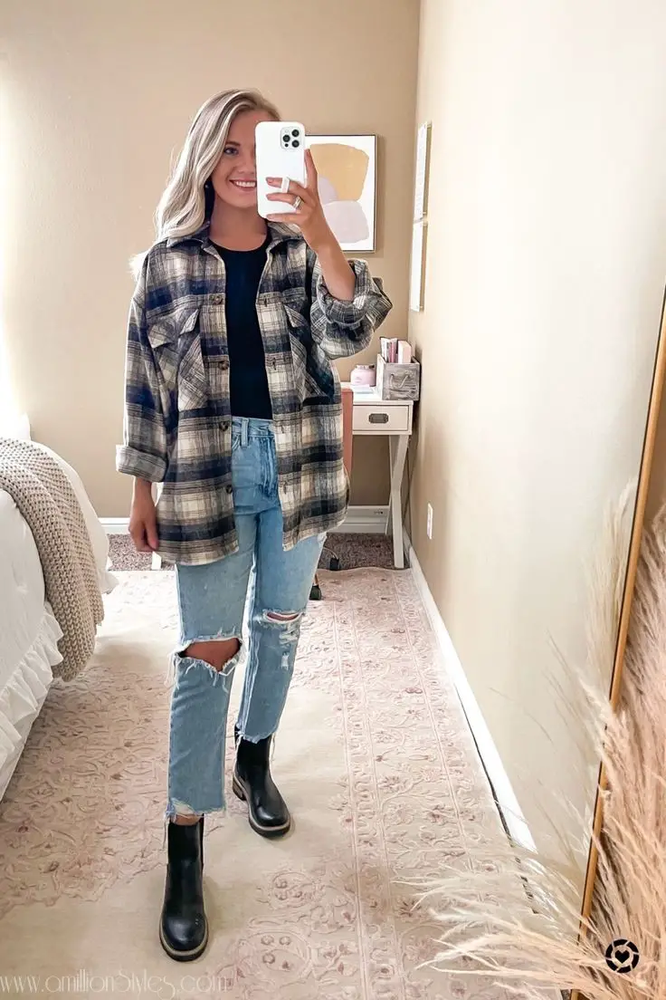 Mom Jeans And Boot Outfit Ideas For Women