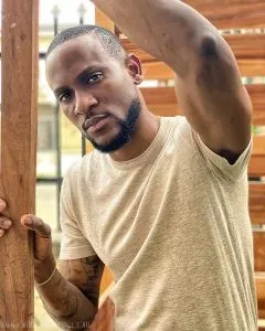 Omashola Keeps Its Casual In This Minimalist Look