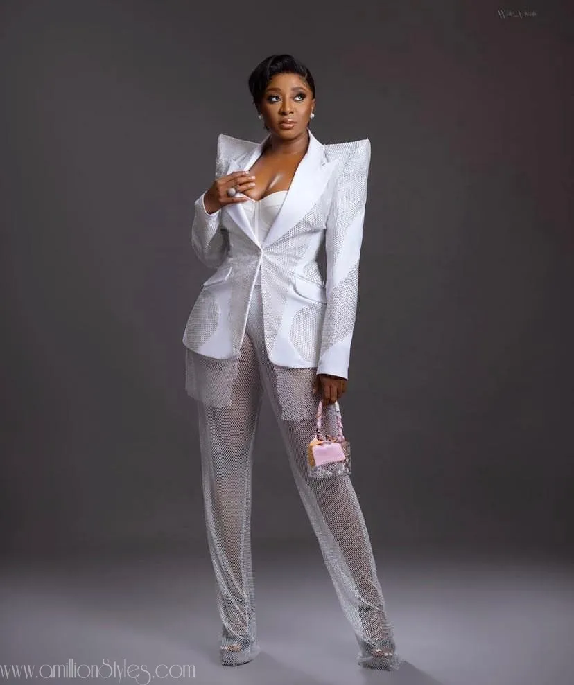 Classy White Outfit Ideas for Ladies in 2022