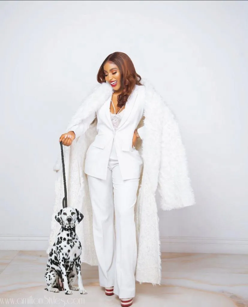 Classy White Outfit Ideas for Ladies in 2022