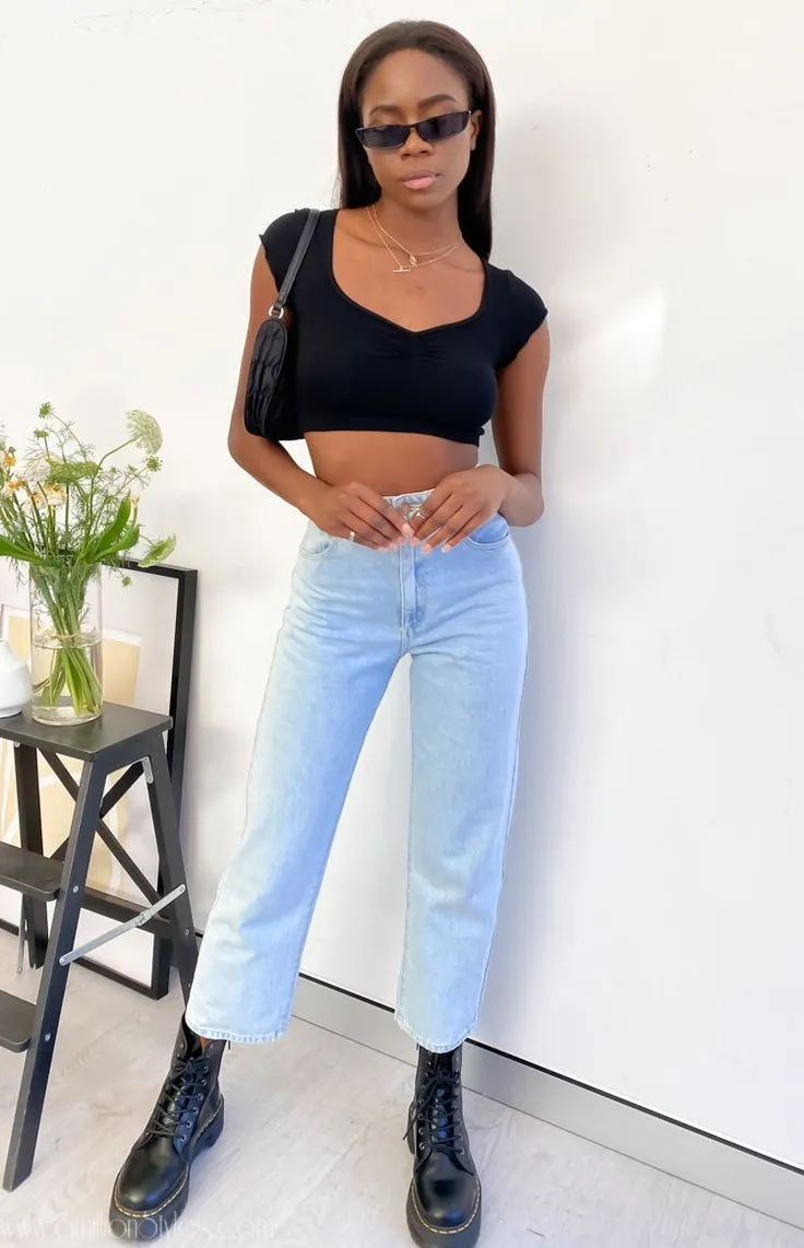 Mom Jeans And Boot Outfit Ideas For Women
