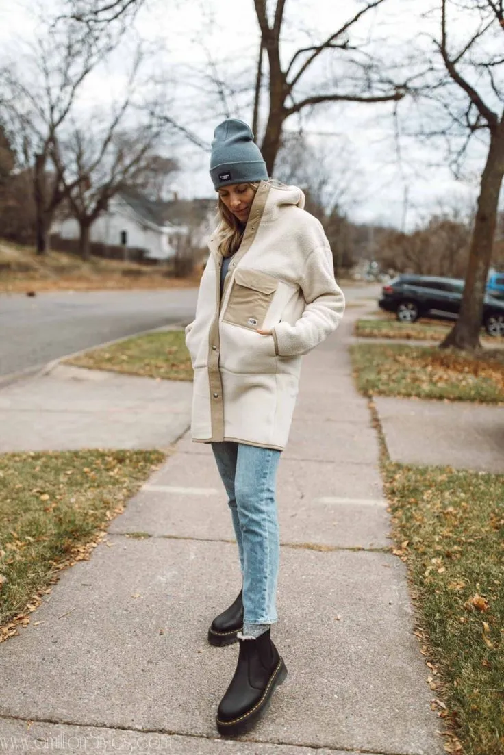 Mom Jeans And Boot Outfit Ideas For Women